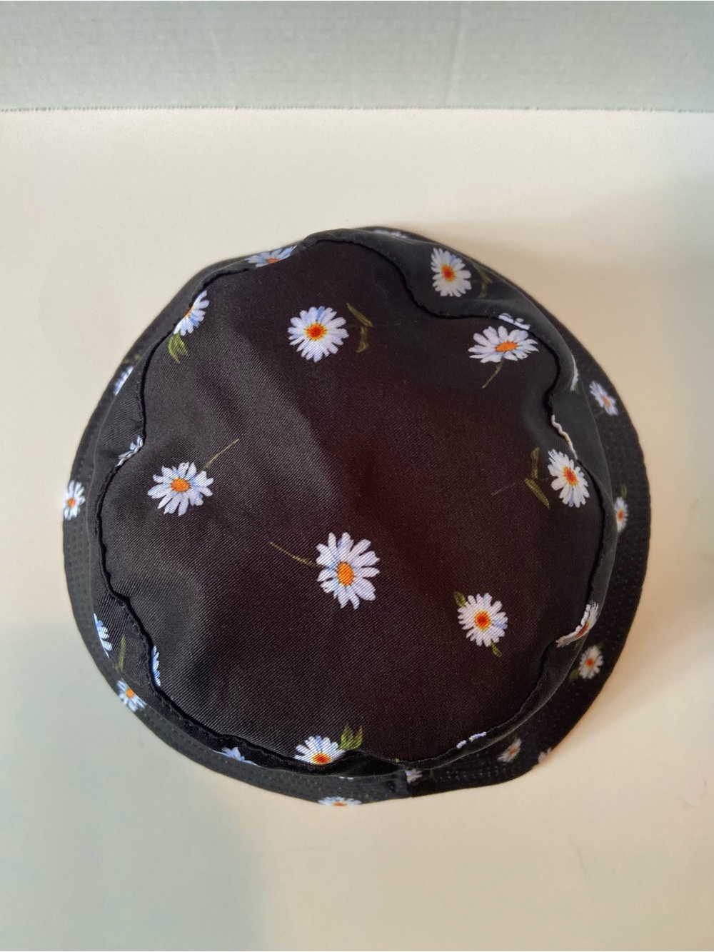 Alice + Olivia Reversible Bucket Hat Black with Daisy Print / Solid White NEW - Picture 7 of 7